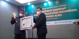 Penghargaan untuk Walikota Banda Aceh Aminullah Usman, Tokoh Pelopor Literasi pada Acara pelantikan Pengurus Daerah Ikatan Pustakawan Indonesia Provinsi Aceh Periode 2021-2024 (Doc Rachmad Yuliadi Nasir / Istimewa) 