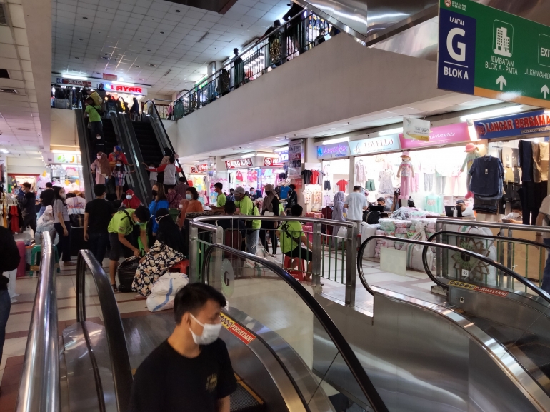 Gambar: Suasana di dalam pasar modern tanah Abang Blok A (dokpri)