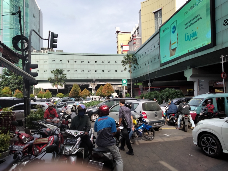 Gambar: Pasar modern tanah abang Jakarta (dokpri)
