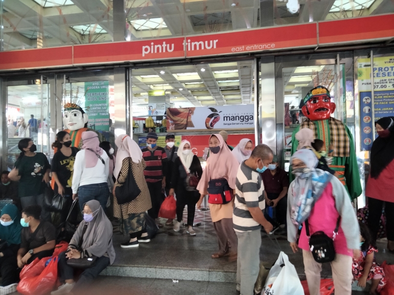 Gambar: Halaman lobi Blok A Pasar Tanah Abang Jakarta (dokpri)
