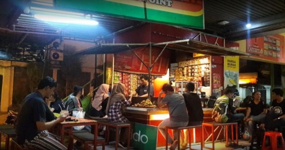 Tampak banyak pengunjung yang datang untuk makan di sebuah Warmindo di kota Yogyakarta | jogja.idntimes.com