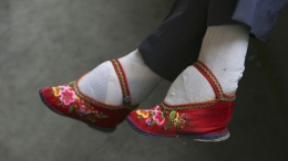 Kaki seroja yang memakai sepatu khusus yang disebut dengan sepatu seroja | Foto diambil dari TheAtlantic