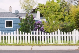 Pertimbangkan pagar rumah yang cocok untuk rumah minimalis Anda (Sumber : Audrey Odom via unsplash.com)