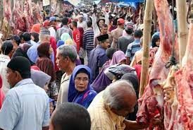 Masyarakat Aceh Mengerumuni Sejumlah Pedagang pada Hari meugang [Sumber: Republika]