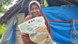 Salah satu lansia penerima manfaat beras zakat fitrah di pengungsian di Maluku. 