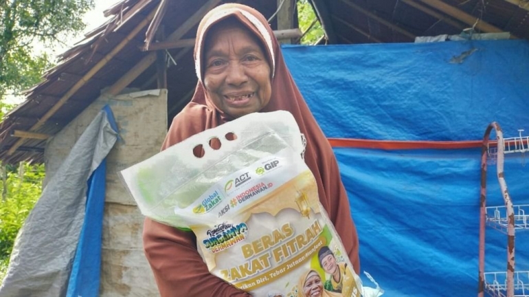 Salah satu lansia penerima manfaat beras zakat fitrah di pengungsian di Maluku. 
