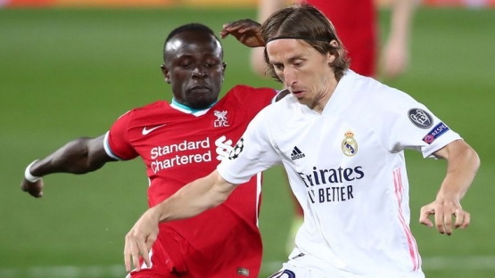 Luka Modric (kanan). (via skysports.com)