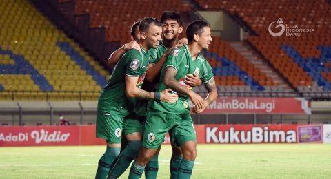 Pemain PSS Irfan Bachdim rayalan gol ke Gawang Persebaya dalam lanjutan Grup C Piala Menpora 2021, Rabu (7/4/2021). Via suara.com