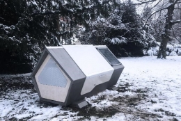 UlmerNest adalah sleeping pod otomatis yang disediakan untuk tempat berlindung bagi para tunawisma di musim dingin untuk mencegah mereka mati kedinginan. Sumber: Facebook/Ulmer Nest