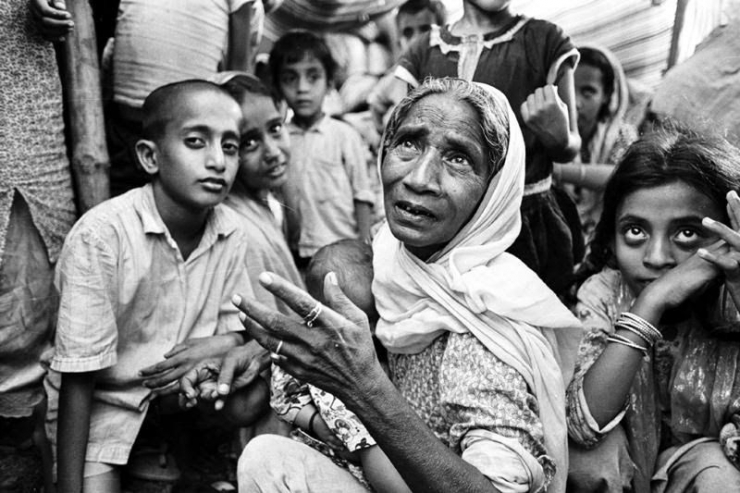 Pengungsi dari Pakistan Timur di sebuah kamp pengungsi pada tahun 1971 di Pakistan Timur (sekarang Bangladesh). | Sumber: ICRC