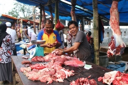 Pedagang daging di ruas jalan Pasar Bina Usaha Meulaboh, Kamis (25//05/17) (KOMPAS.COM/ RAJA UMAR) 