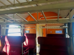 Tempat duduk di dalam gerbong kereta | foto: HennieTriana