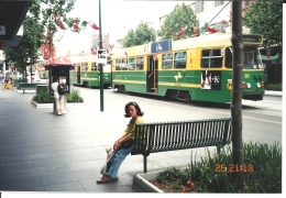 Dokumentasi pribadi, Trem Melbourne, mempunyai desain eberapa macam, yang sangat unik adalah trem berwarna hijau-kuning ini, dengan desain "jadul", justru banyak wisatawan tertarik untuk menggunakannya, dibanding dengan trem2 dengan desain2 modern .....