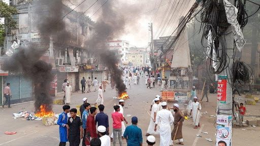 Anggota Hefazat-e-Islam, sebuah kelompok radikal dari Bangladesh, melakukan aksi protes terhadap kunjungan Perdana Menteri India Narendra Modi ke Bangladesh pada bulan Maret di kota Dhaka. | Sumber: www.bbc.com/Salim Parvez