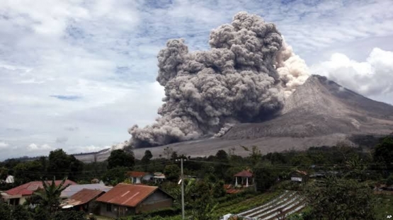 Foto bencana alam, gunung meletus (foto dari ilmugeografi.com)
