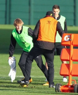 Martin Odegaard nampak serius mengikuti latihan bersama dengan skuad Liverpool. Foto/Fame/Flynet (motor.co.uk)