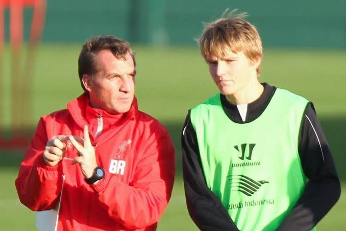 Brendan Rodgers (Mantan Pelatih Liverpool) Nampak memberi arahan kepada Martin Odegaard. Foto:Fame/Flynet ( miror.co.uk)