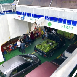 Pejalan kaki, kendaraan bermotor dua, mobil pribadi hingga truk di kapal feri | Foto milik pribadi