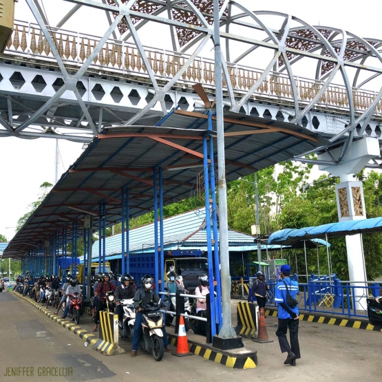 Kendaraan bermotor di Pelabuhan Bardan yang sedang antre untuk masuk kedalam kapal feri | Foto milik pribadi