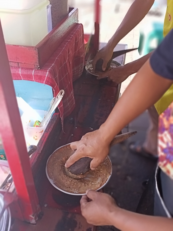 Foto bumbu kacang, bawang putih, cabai rawit, air matang diulek di piring (dokumen pribadi)