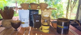 Alat tradisonal dari bambu dan produk olahan kopi hasil PataniCoffe di Leuwiliang, Kab. Bogor Jawa Barat, Selasa (16/03/2021). Dok. Fina Revina Iain Laa Roiba