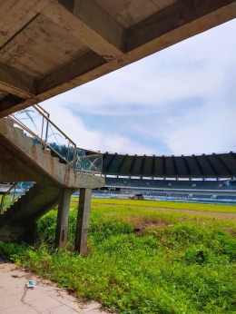 Ada rekomendasi teknis agar dilakukan perbaikan penebalan kolom beton untuk tribun arah utara timur dan selatan Stadion Barombong/Ft: Mahaji Noesa