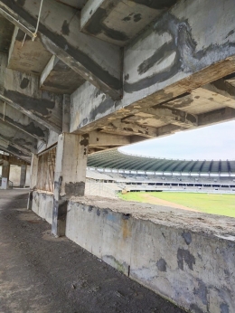 Masih diperlukan pekerjaan pelesteran luar dalam dinding dan tiang beton, penegelan lantai 1 dan 2, pemasangan instalasi listri dan pembuatan sistem sanitasi di Stadion Barombong/Ft: Mahaji Noesa