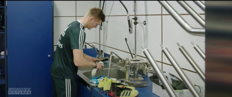 Ilustrasi Kesederhanaan Toni Kroos - Sumber: youtube.com/BroadviewPictures
