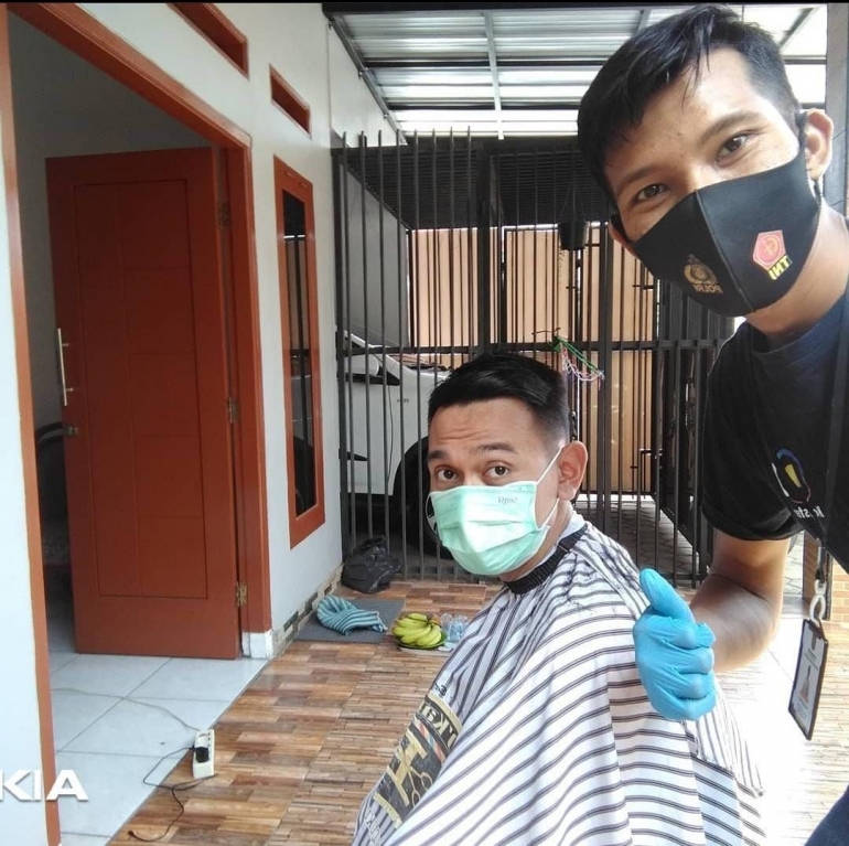 Nurhadi bersama customer saat selesai cukur rambut, Jakarta, 2021. Dok: Pribadi