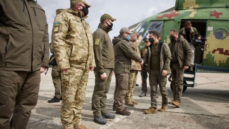 Presiden Ukraina, Volodymyr Zelensky berkunjung ke markas pasukannya di Donbass. Foto dari bbc.com.