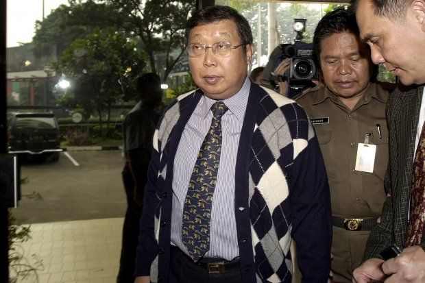 Sjamsul Nursalim di gedung Bundar Kejagung untuk menjalani pemeriksaan dalam kasus skandal BLBI, 9/4/2001 (tempo.co/ Bernard Chaniago).
