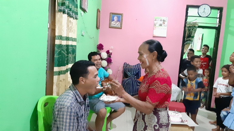 foto.dok.pribadi/saat mama merayakan ulang tahun