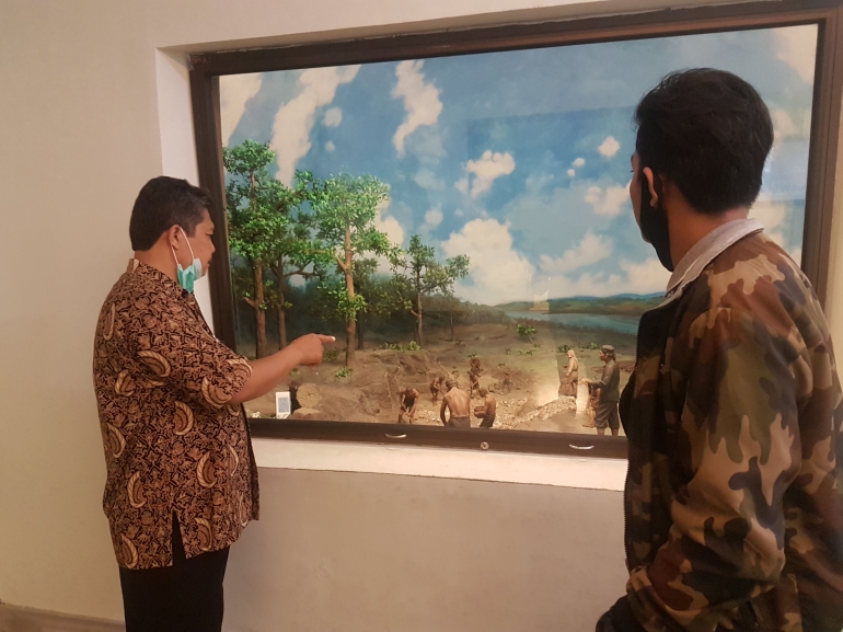 Foto : Salah satu pengelola museum menjelaskan mengenai diorama yang ada di dalam museum