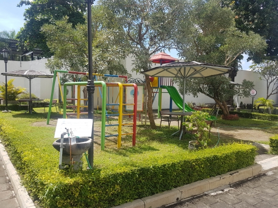 Foto : Taman rekreasi bermain yang bersih dan teduh untuk bersantai