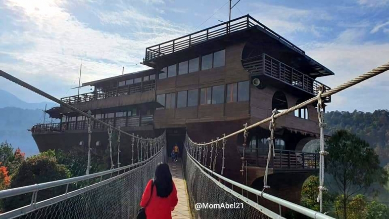 Restoran Phinisi dengan floating bridge yang sangat instagramabel (Foto : dokpri)