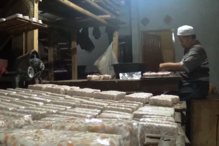 Perajin tahu tempe di Kabupaten Cianjur, Jawa Barat, mengeluhkan kenaikan harga kacang kedelai impor di pasaran saat ini. Mereka pun terpaksa memperkecil ukuran produksi agar tidak merugi.(KOMPAS.COM/FIRMAN TAUFIQURRAHMAN)