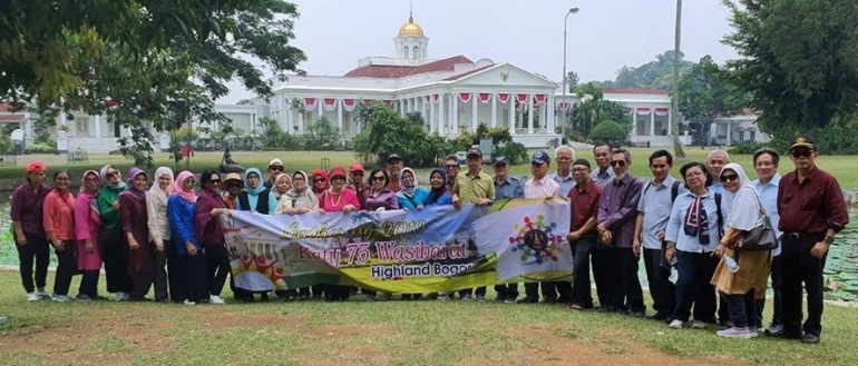 foto reuni di belakang istana bogor -- dokpri wasibarat '73