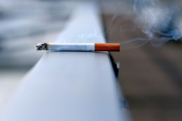 Ilustrasi rokok yang dianggap dapat menyebabkan kolesterol tinggi (Sumber : Andres Siimon via unsplash.com)