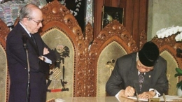 Penandatanganan Letter of Intent oleh Presiden Soeharto di depan Managing Director IMF Michael Camdessus, 15/1/1998 (kumparan.com/ Istimewa).