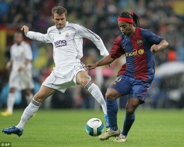 El Clasico era David Beckham (kiri) di kubu Real Madrid dan Ronaldinho di Barcelona (Foto: AP).