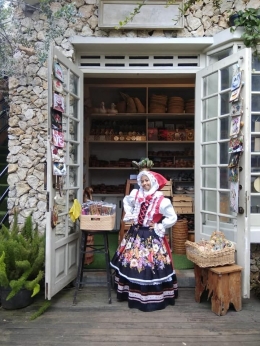 Toko souvenir ditata seperti toko di Eropa (dokpri)