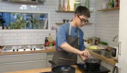 Ilustrasi Do Kyung-soo yang sedang memasak (sumber: boombastis.com)