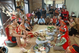 Keterangan Gambar: Upacara Adat Perkawinan Pada Salah Satu Subsuku Dayak di Kalimantan Barat - sumber: mahligai-indonesia.com
