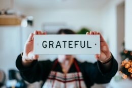 Sering bersyukur dapat mengurangi rasa insecure (Sumber : Nathan Dumlao via unsplash.com)
