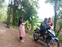 Perjuangan Peserta Pelatiha dari IUPHKm Sipakatau Sinjai Tengah Kab.Sinjai Sulawesi Selatan dalam Mencari Sinyal Internet untuk Ikuti Pelatihan