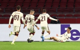 Pemain AS Roma merayakan gol ke gawang Ajax Amsterdam. (via forzaitalianfootball.com)