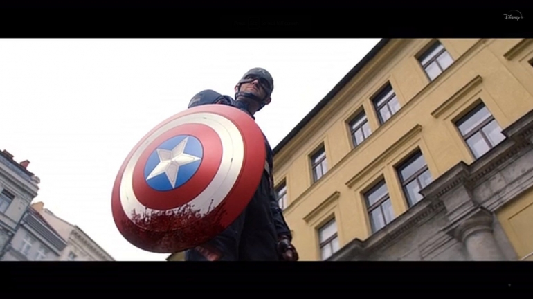 Tameng Captain America berdarah. Sumber : Disney+