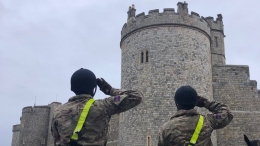 Anggota Kavaleri rumah tangga memberi hormat di seberang Kastil Windsor. bbc.com.