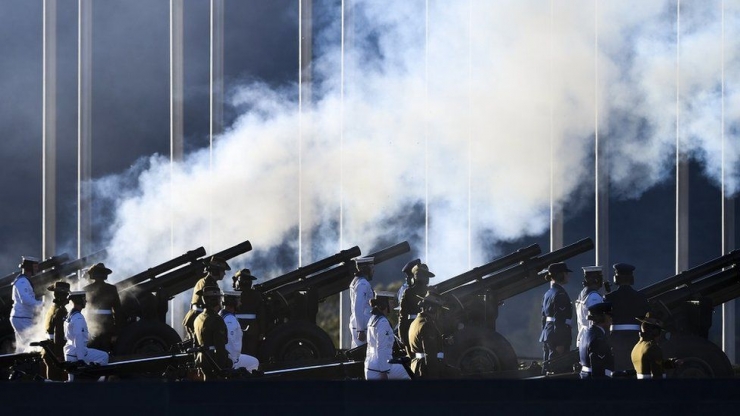 Penghormatan senjata kepada Pangeran Philip dari Angkatan Laut Inggris. Foto dari BBC.COM.