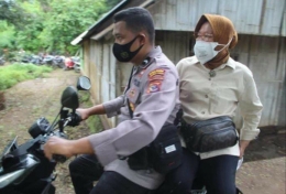 Foto Warga (istimewa) Menteri Sosial Bu Risma rela dengan motor mengunjungi korban banjir di Flores